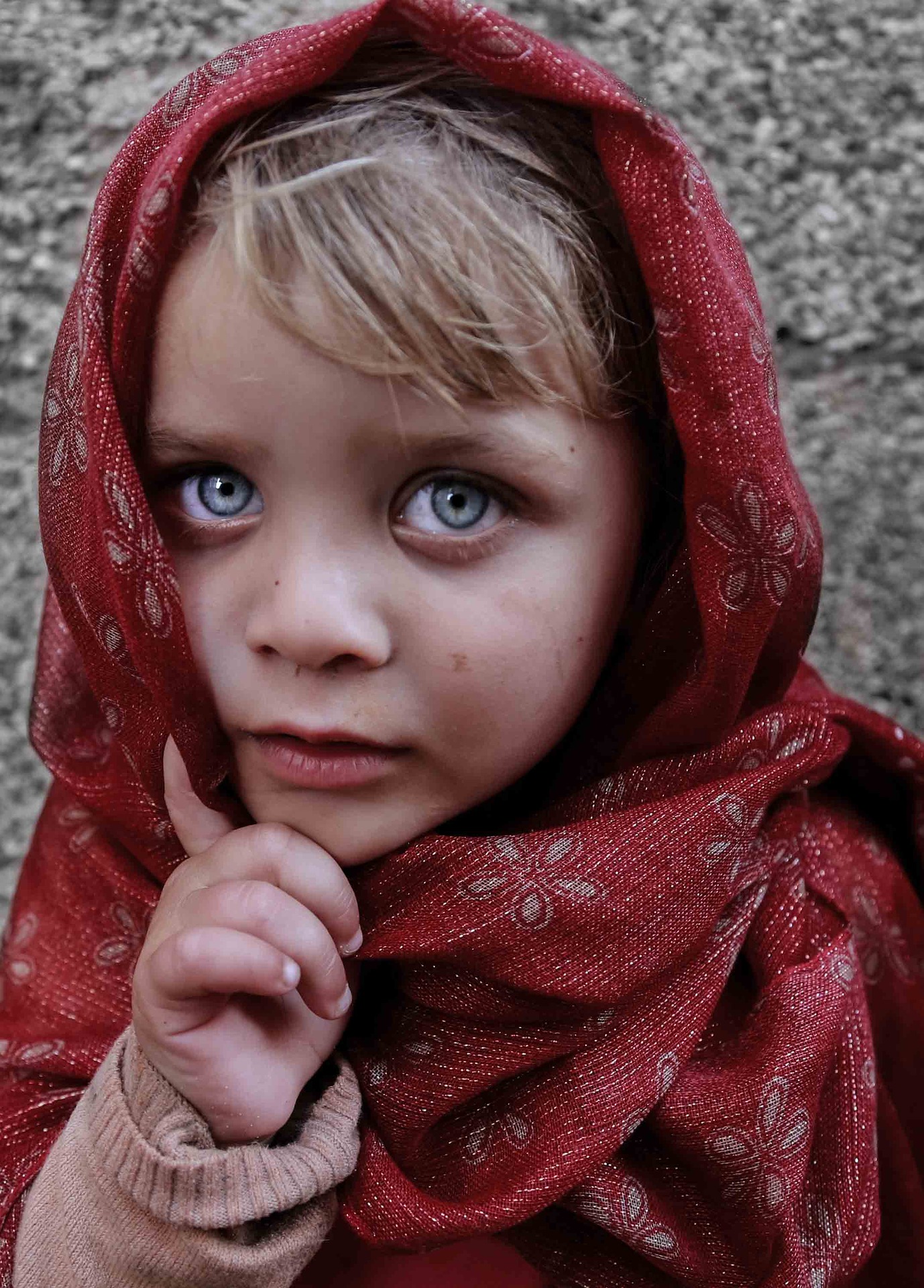 dziecko z błękitnymi oczami, z czerwoną chustką na głowie