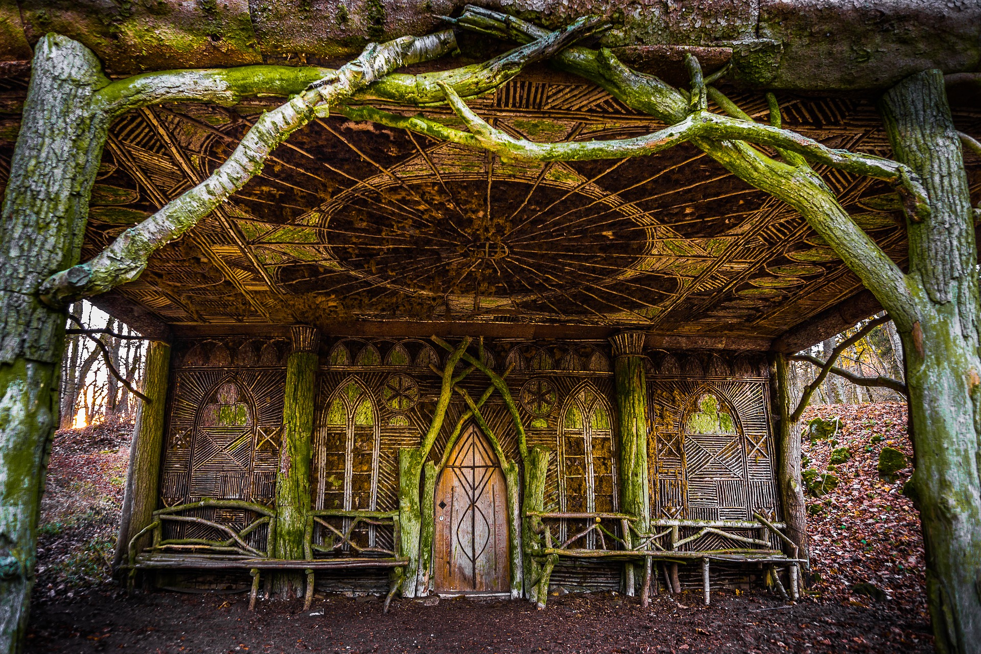 zdjęcie przedstawiające drzwi do drewnianej chaty, ozdobne, niezwykłe, magiczne